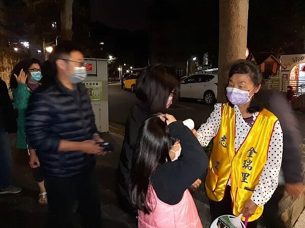 金瑞里的志工為前連參與活動的里民測量體溫,遵守防疫規定。圖/取自台北市鄰里服務網