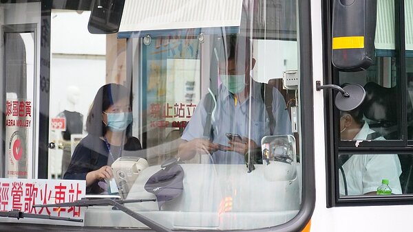 新北市政府自10月1日起調整公車運價為23.6336元,現行公車票價則維持不變。圖/新北市政府提供