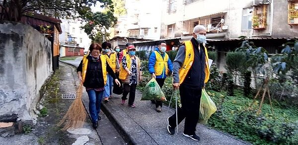 金瑞里的環保志工,定期打掃里內環境,以維護整潔。圖/取自台北市鄰里服務網