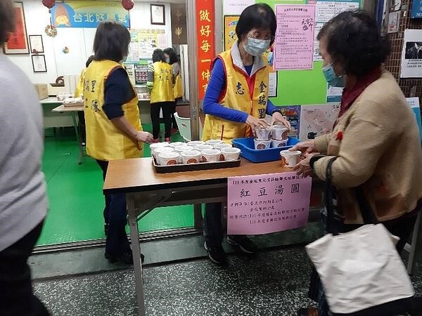 金瑞里的元宵節活動,發放紅豆湯圓給里民,分享喜悅分享溫暖。圖/取自台北市鄰里服務網