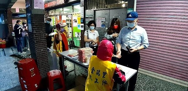 金瑞里在母親節時,發放米等民生用品給里民,以感謝母親的付出。圖/取自台北市鄰里服務網