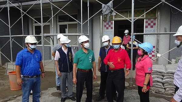 台中外埔水美活動中心老舊,市議員吳敏濟爭取經費施作補強、防水與無障礙電梯,明天將完工,吳敏濟今天和相關單位勘查。圖/市議員吳敏濟提供