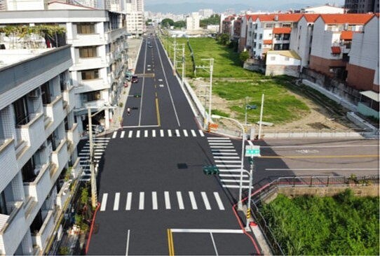 台中市南區福田二街打通,市長盧秀燕感謝兩位地主提供道路用地,順利通車。圖/台中市建設局提供