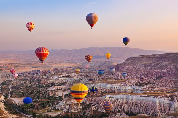 土耳其卡帕多奇亞的熱氣球升空，是許多遊客難忘的體驗。圖／可樂旅遊提供