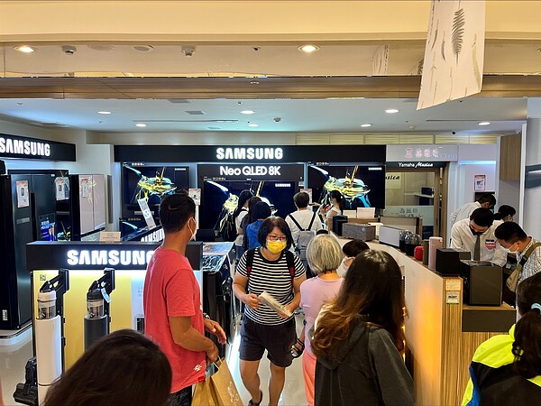 百貨通路市占龍頭家電通路商集雅社指出,進入下半年全台百貨公司周年慶旺季,展店動作也進入今年高峰。圖/擷取自集雅社臉書