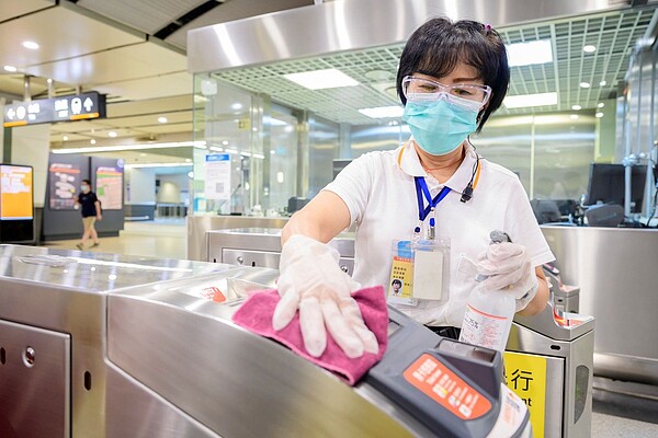 台灣高鐵車站及列車定期進行清潔消毒、落實防疫。圖／台灣高鐵提供