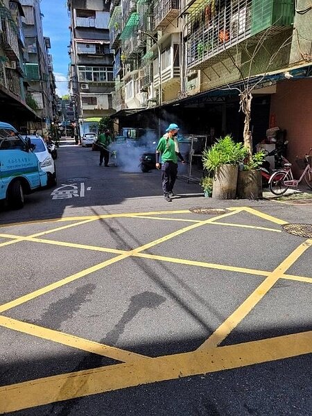 信義里里內的病媒蚊防治工作。圖/取自吳秋桂臉書