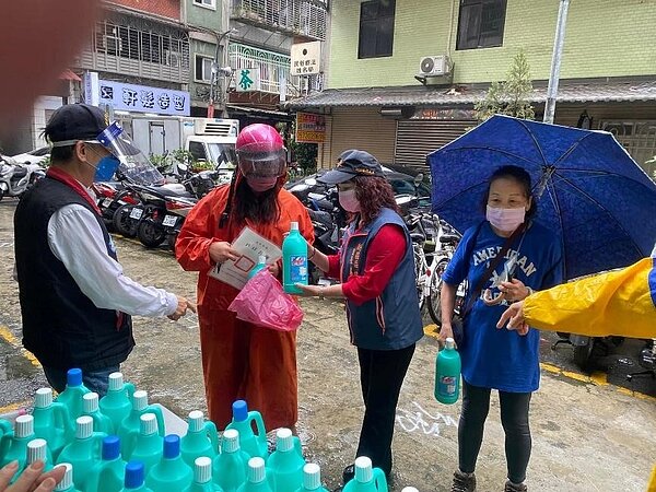 為對抗疫情,信義里發放每戶一瓶漂白水。圖/取自吳秋桂臉書