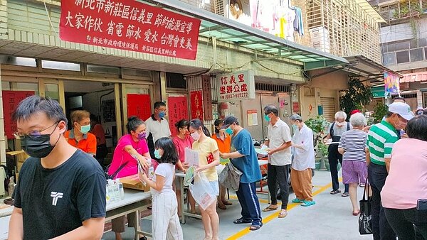 信義里發放垃圾袋和洗碗精,邀請里民一同響應救地球的活動。圖/取自吳秋桂臉書