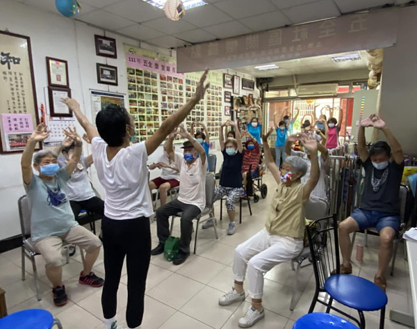 吳秀好里長親自帶著長輩暖身。圖/擷取自台北市鄰里服務網