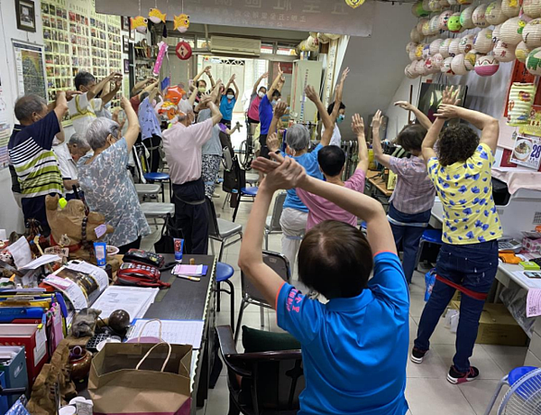 長者們熱情參與健康促進班。圖/擷取自台北市鄰里服務網