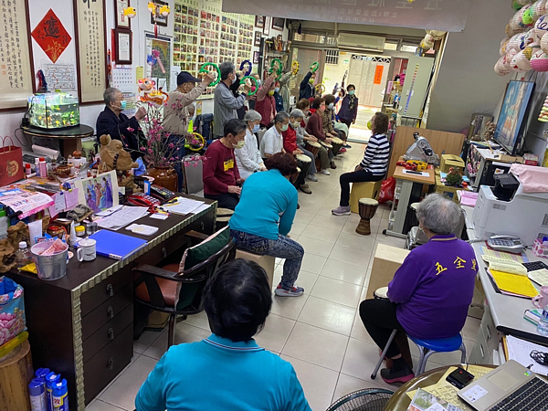 吳秀好里長親自教學非洲鼓。圖/由吳秀好里長提供