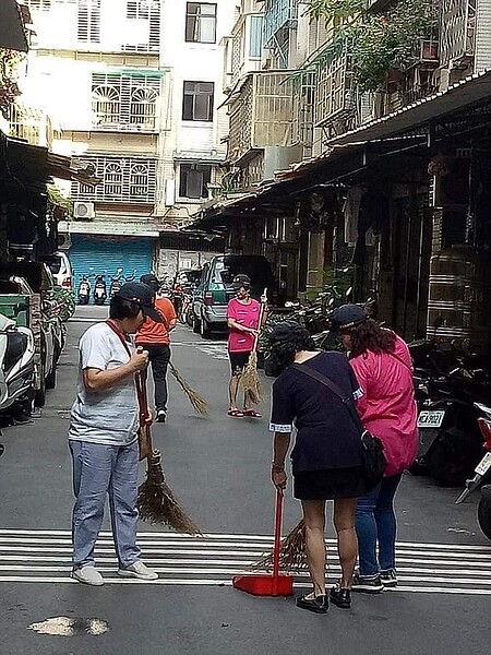 環保志工每月定期打掃里內環境。圖/取自昌明里呂嘉群里長粉絲團臉書