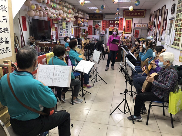 長者們認真學習月琴。圖/由吳秀好里長提供