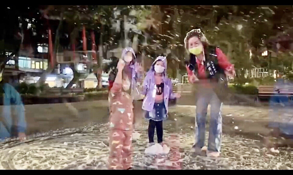 元宵節營造繽紛雪景。圖/由吳秀好里長提供