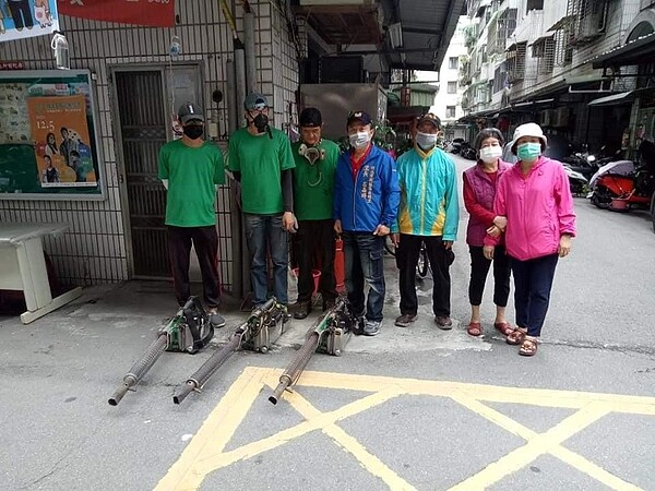 昌明里預防病媒蚊的消毒工作。圖/取自昌明里呂嘉群里長粉絲團臉書