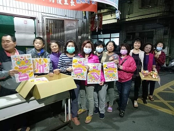 昌明里發放燈籠與里民一同慶元宵。圖/取自昌明里呂嘉群里長粉絲團臉書