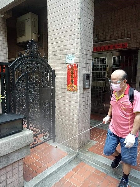 昌明里自行添購電動噴霧機來加強里內的環境清消。圖/取自昌民里呂嘉群里長粉絲團臉書