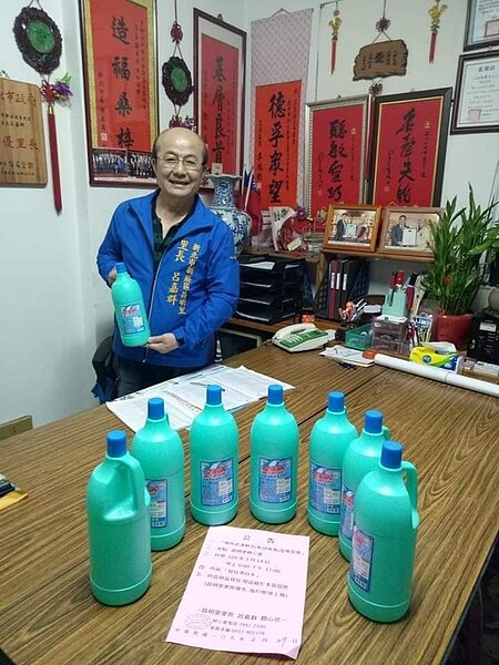 昌明里發放消毒水供里民使用。圖/取自昌民里呂嘉群里長粉絲團臉書