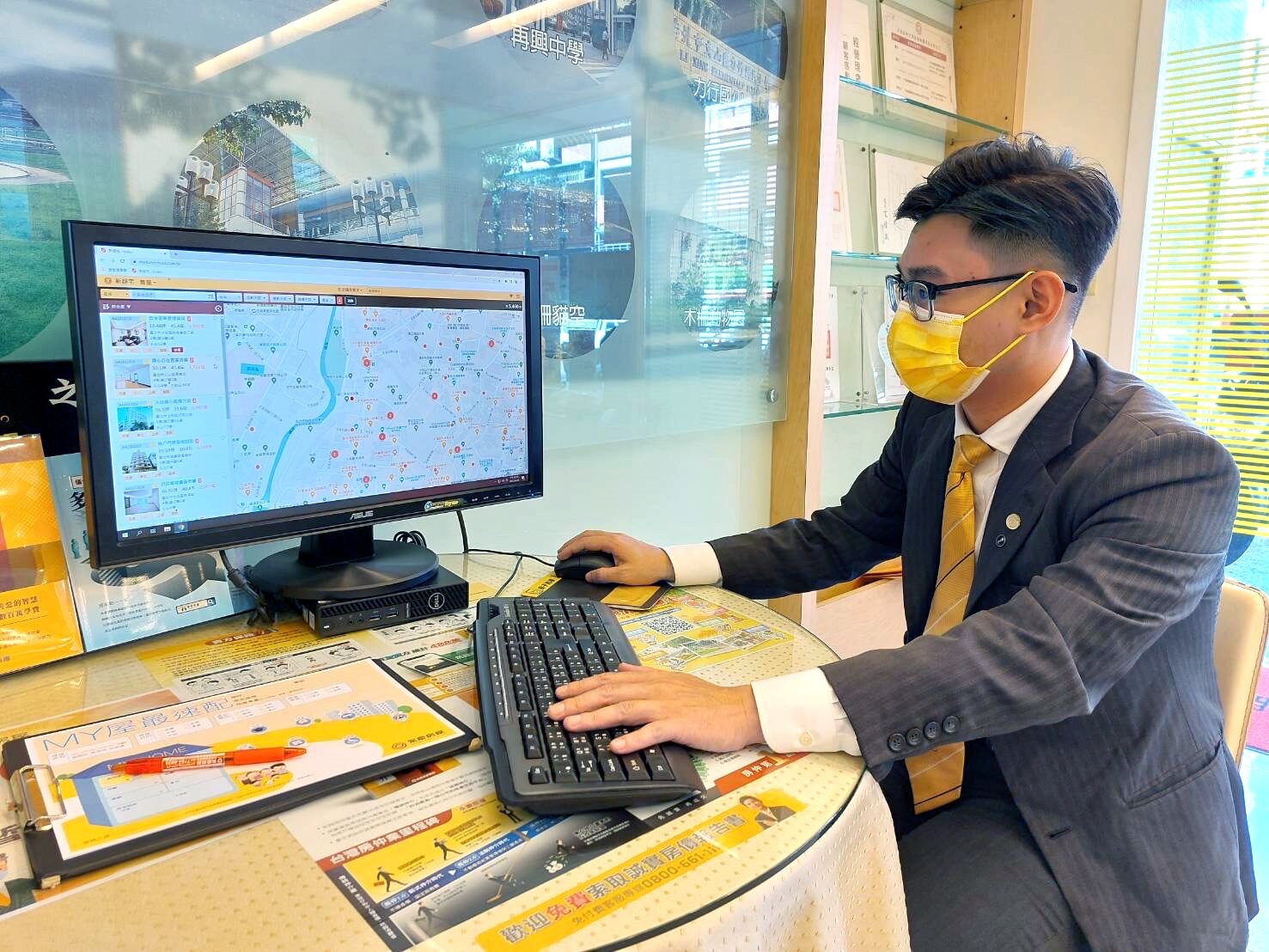 賴正浩店長秉持永慶房屋「先誠實再成交」的精神,提供消費者完整透明的房市資訊。圖/永慶房產集團提供