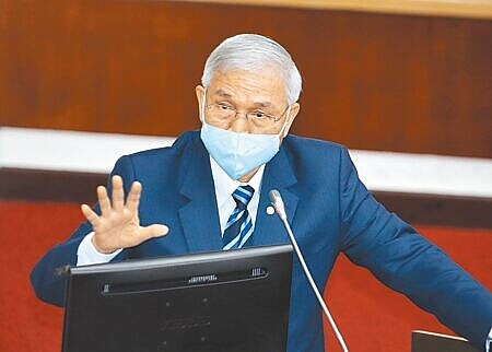 央行總裁楊金龍29日出席立法院財政委員會,表示央行有足夠能力可以因應外匯市場的波動,不會採行外匯管制措施。(姚志平攝)