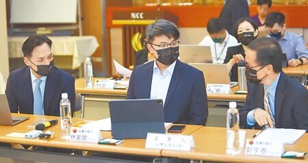 NCC昨召開「台灣大哥大股份有限公司擬申請合併台灣之星電信股份有限公司案」聽證會,台灣大哥大總經理林之晨(左起)、商務長林東閔與技術長郭宇泰出席。(季志翔攝)