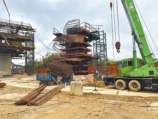 桃園市大園交流道至台15線工程今年2月發生工安意外,移工從高空摔落釀1死1傷,桃檢調查出是未按圖施工肇禍。(翻攝照片/蔡依珍桃園傳真)