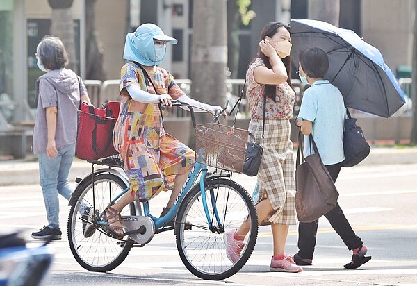 今天至下周二各地高溫約31至35度,西半部偏內陸側單點還是不排除有機會達到36度,而清晨夜晚低溫約20至24度。圖/聯合報系資料照