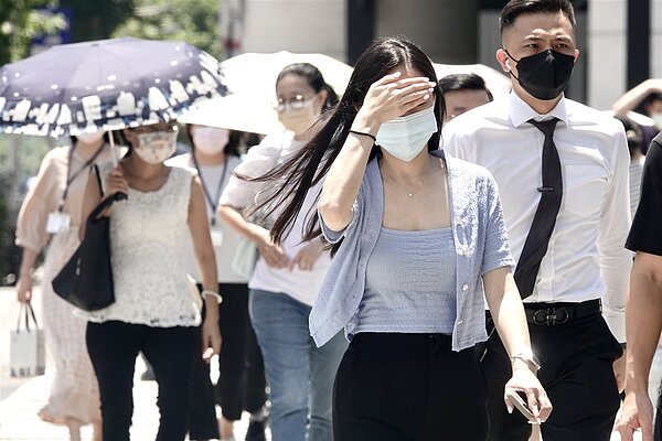 今天至下周二中層大氣為副熱帶高壓籠罩，各地晴朗穩定；低層水氣不多，午後山區偶有局部零星降雨的機率。各地白天熱、早晚涼，日夜溫差大，中午前後紫外線過量及危險級。圖／聯合報系資料照