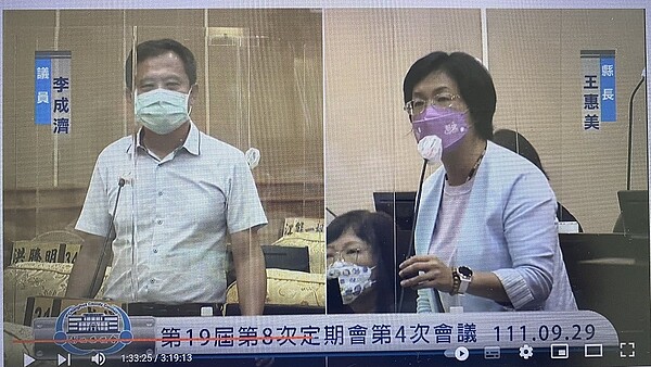 民進黨縣議員李成濟質詢時,縣府對高科技廠商招商不力,年輕人才因低薪及工作機會少才外流,縣長王惠美反駁,彰化欠缺工業用地及水資源,才是無法吸引高科技廠商的主要原因。記者劉明岩/翻攝