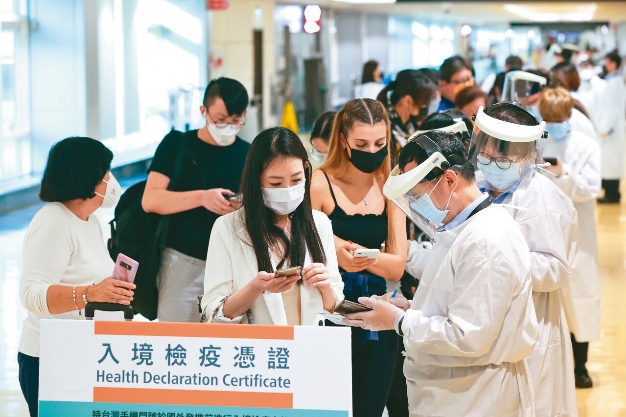 國境解封,10月13日起正式施行入境檢疫「0+7」,解除觀光禁團令。圖為桃園機場入境旅客。記者黃仲明/攝影