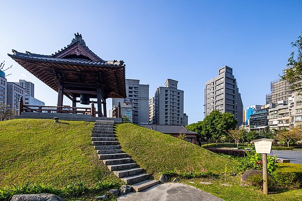 「貴暘御景」住戶可直接享有西本願寺廣場這獨有「後花園」與永久棟距。圖／貴暘御景提供
