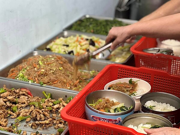 熱呼呼的共餐餐點。圖/里長提供