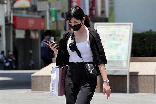 秋老虎發威,全台最高溫位於高雄市旗津區的高雄燈塔測站,測到36.8度高溫。圖/聯合資料照片