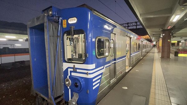 台鐵修復花蓮至玉里間受損鐵路,今天起恢復通車,第一班4514次區間車清晨從花蓮站出發,開往玉里。圖/民眾提供