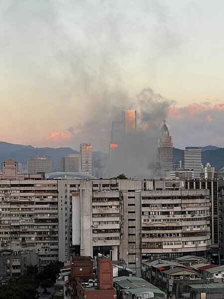 台北市東區大安路一段於今(30)日傍晚5時許許傳出火警消息,消防局迅速派出消防車輛進行搶救。圖/翻攝畫面