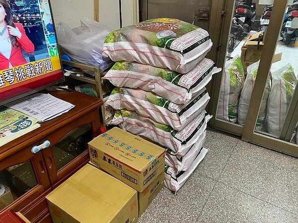 端午節時,發放給弱勢族群的白米和麵條。圖/取自吳秋桂臉書