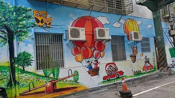 信義里里內的彩繪牆充滿童趣風格。圖/取自新北市政府水利局官網