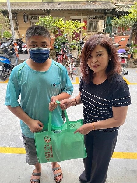 消防隊與義消將中元普渡的物資分送給中低收入戶。圖/取自吳秋桂臉書