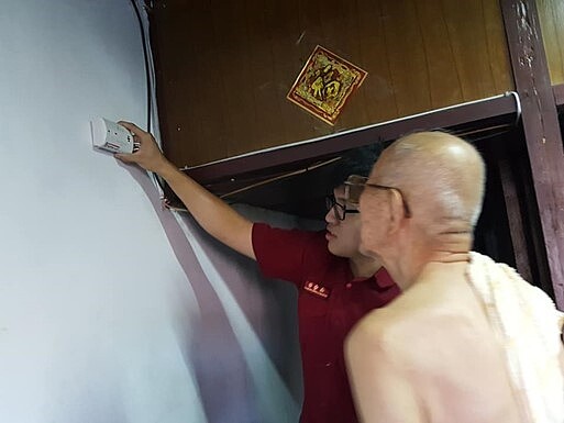 雙鳳里為里民裝置一氧化碳警報器。圖/取自雙鳳里辦公處臉書專頁