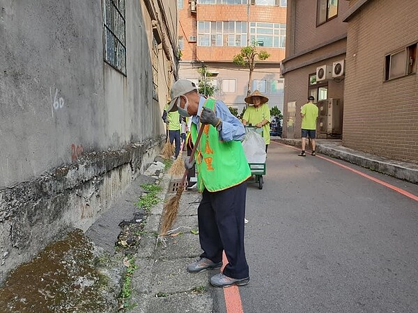 雙鳳里會定期清掃里內環境。圖/取自雙鳳里辦公處臉書專頁
