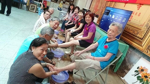 雙鳳里於母親節時,舉辦為母親洗腳按摩的活動。圖/取自雙鳳里辦公處臉書專頁