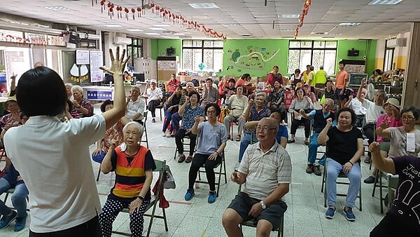 雙鳳里的樂齡課程。圖/取自雙鳳里辦公處臉書專頁