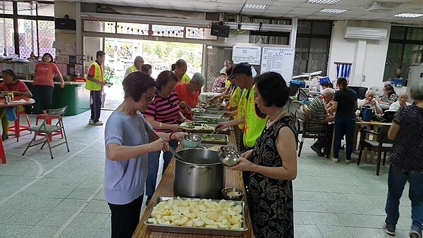 雙鳳里的共餐活動。圖/取自雙鳳里辦公處臉書專頁