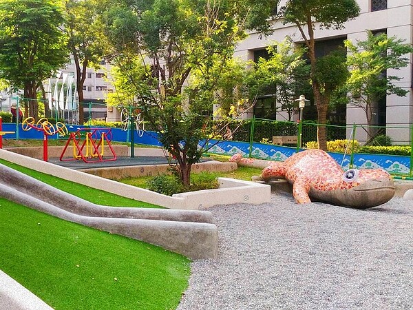 雙鳳公園巨型裝置藝術頗受小朋友喜愛。圖/取自來新北完公園官網