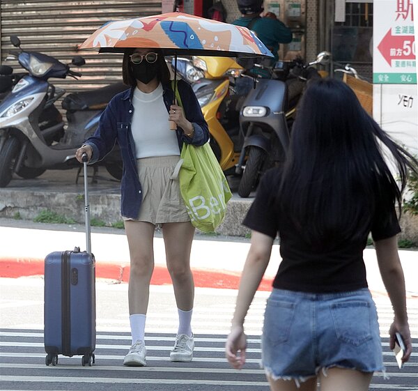今天至下周二各地晴朗穩定;白天熱、早晚涼,日夜溫差大,中午前後紫外線過量及危險級。聯合報系資料照片