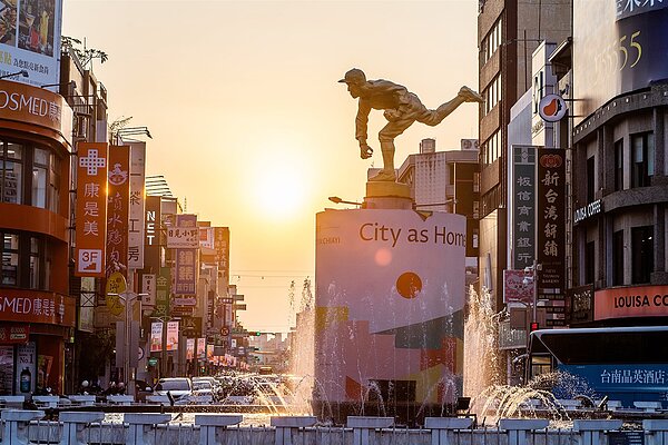 嘉義市政府提醒民眾拍懸日護眼、注意交通安全。圖/嘉義市政府提供