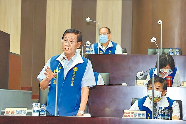 南投縣議員關心文旦滯銷問題,南投縣長林明溱允諾若食品加工廠不收,就分送縣民品嚐。圖/民眾提供/楊靜茹南投傳真