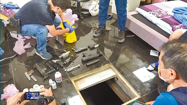 海巡與警方合組的專案小組前往台南市永康區陳姓男子住處,從對方自行挖掘的大理石地磚下的密室中,起獲大批槍彈。(讀者提供/洪榮志台南傳真)