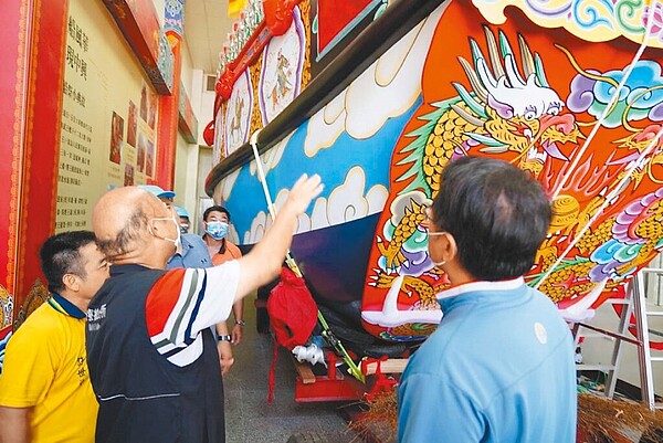 雲林縣麥寮鄉「麥寮王船祭」祈福遶境開跑，眾人祈求疫情早日消退。（麥寮鄉公所提供／張朝欣雲林傳真）